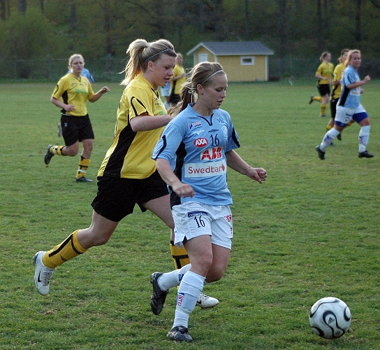 2007_0503_14.JPG - Sandra Sjöberg pressar Gideonsbergs försvarare hårt i ryggen